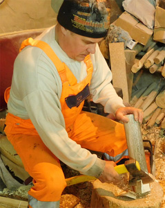 Подготовка чурки для токарного станка на производстве матрешек