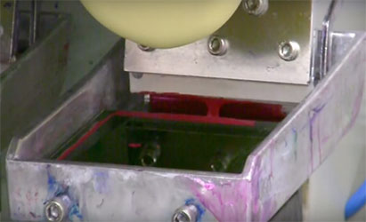 Загрузка краски в станок тампопечати металлических магнитов